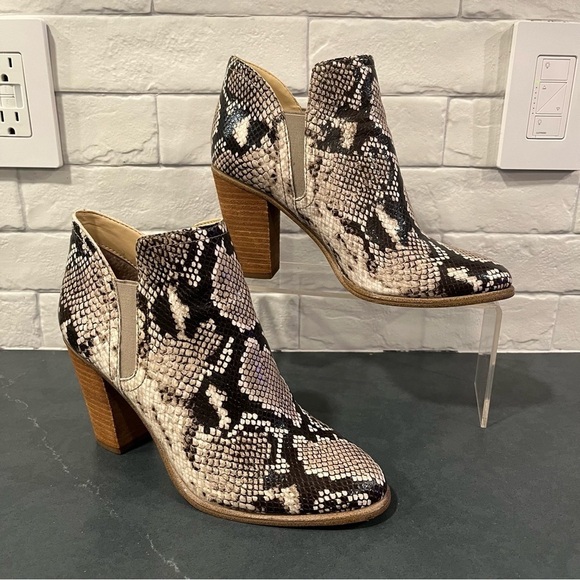 Vince Camuto sz 8 Famhida snakeprint ankle booties - Picture 5 of 14